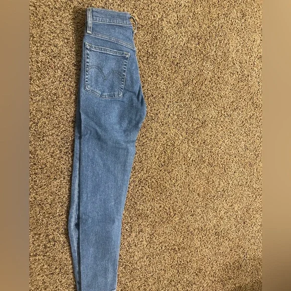 Levi’s - Picture 3 of 3